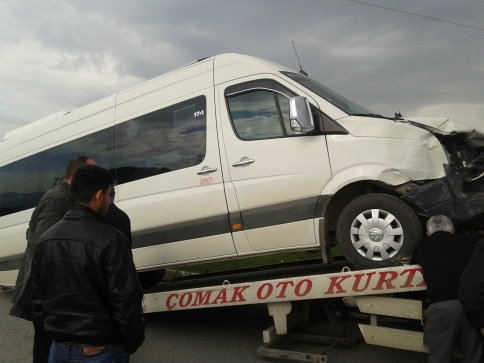 İki Öğrenci Servisi Çarpıştı