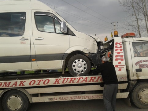 İki Öğrenci Servisi Çarpıştı