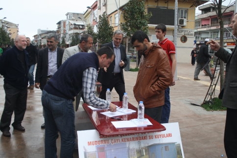 Pankarta Zabıta Müdahalesi