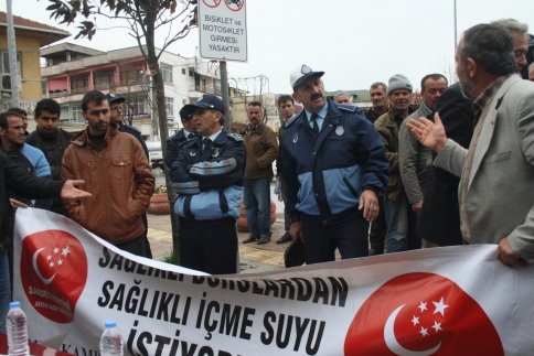 Pankarta Zabıta Müdahalesi