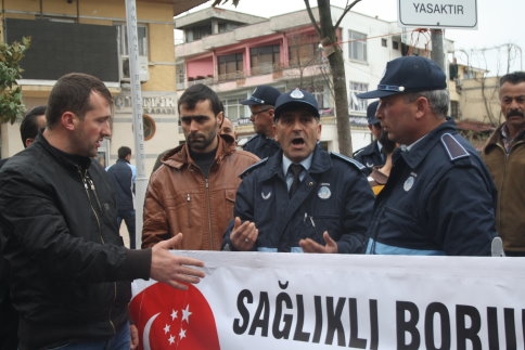 Pankarta Zabıta Müdahalesi