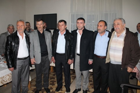 İki Aile Barış Yemeğinde Bir Araya Geldi