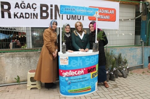 Ak Kadınlar Fidan Dağıttı