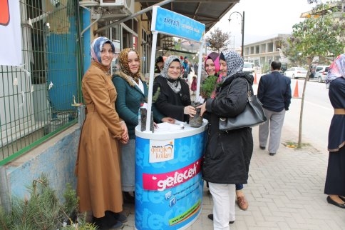 Ak Kadınlar Fidan Dağıttı
