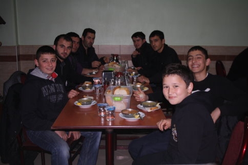 İmam’dan Namaza Gelen Gençlere Jest