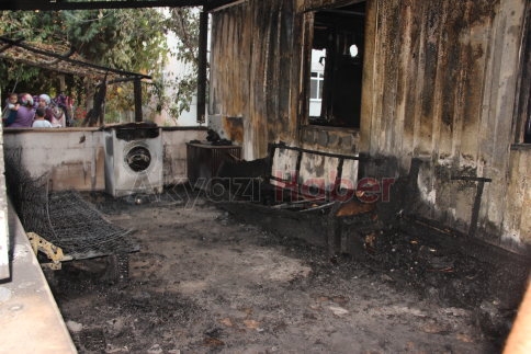 Prefabrik Ev Kül Oldu