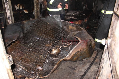 Prefabrik Ev Kül Oldu