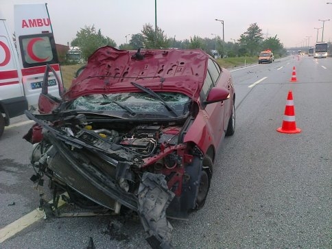 Otomobil Tıra arkadan çarptı