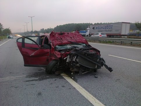 Otomobil Tıra arkadan çarptı