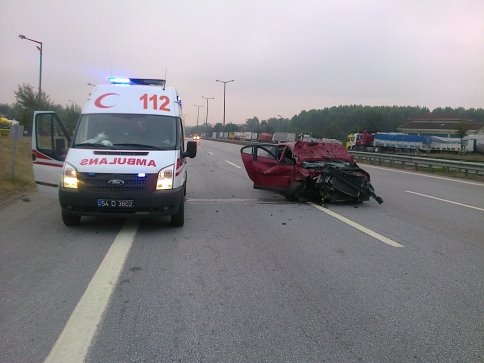 Otomobil Tıra arkadan çarptı