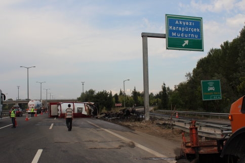 Kontrolden Çıkan Tanker Bariyerlere Çarparak Alev Aldı.