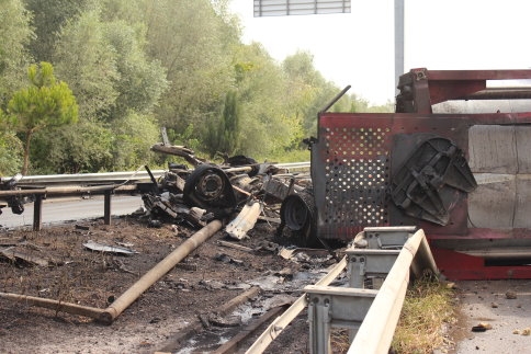 Kontrolden Çıkan Tanker Bariyerlere Çarparak Alev Aldı.