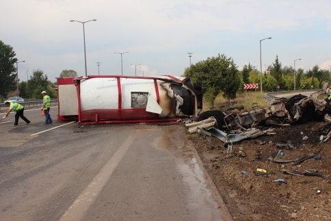 Kontrolden Çıkan Tanker Bariyerlere Çarparak Alev Aldı.