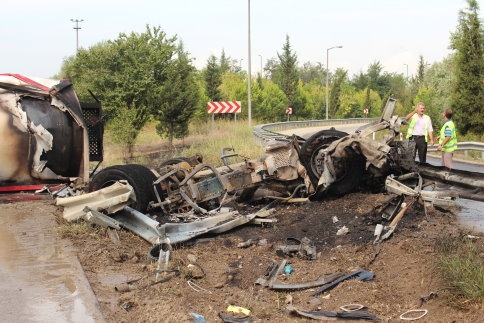 Kontrolden Çıkan Tanker Bariyerlere Çarparak Alev Aldı.