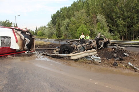 Kontrolden Çıkan Tanker Bariyerlere Çarparak Alev Aldı.