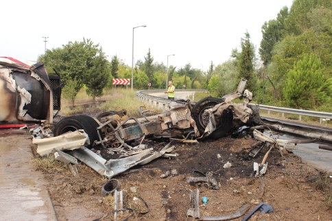 Kontrolden Çıkan Tanker Bariyerlere Çarparak Alev Aldı.
