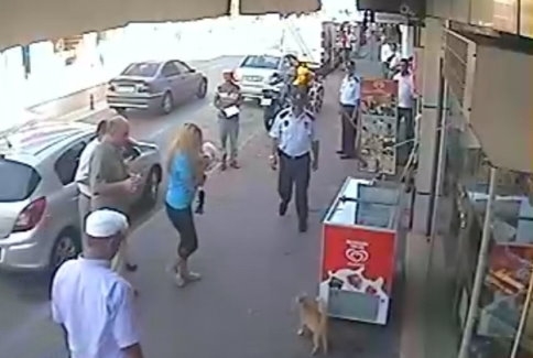 Anne Kediye Kafa Tutan Köpek Yaptığına Pişman oldu