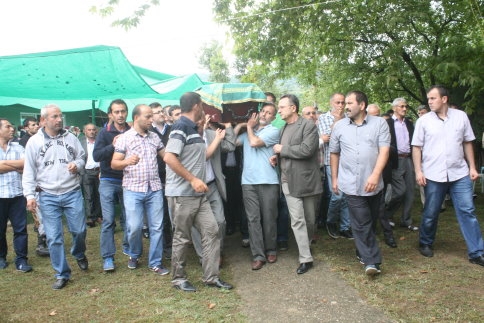 Minik Cemre gözyaşları arasında toprağa verildi