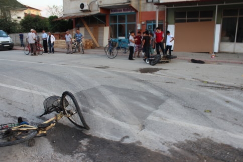 Motosiklet ile Bisiklet Çarpıştı 2 Yaralı 