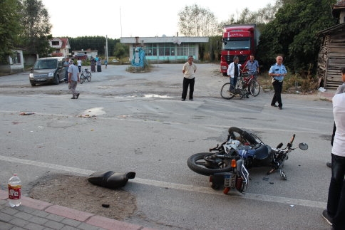 Motosiklet ile Bisiklet Çarpıştı 2 Yaralı 