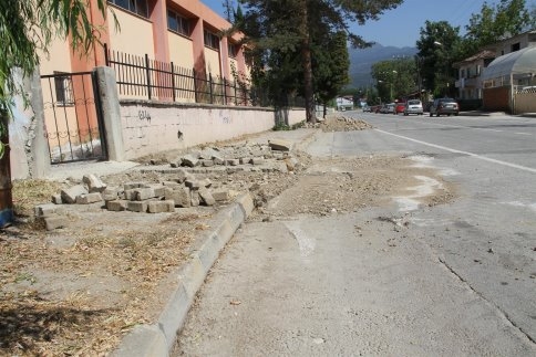 Akyazı Belediyesinden Kilitli Parke ve Dolgu Çalışması