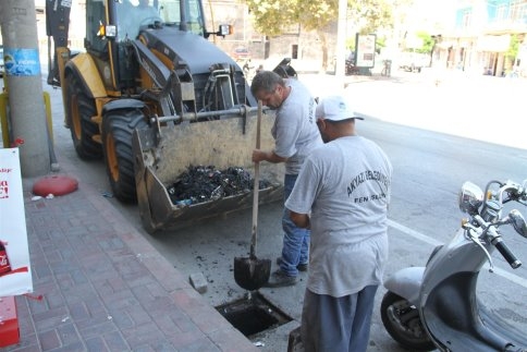Akyazı Belediyesinden Ada Caddesi Üzerinde Sonbahar Hazırlık Çalışmaları Başladı
