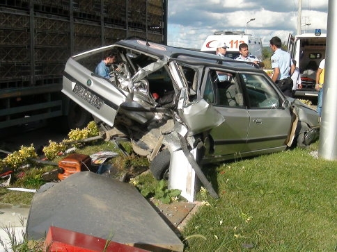 Kamyonetin iki kız kardeşe çarpıp öldürmesi kameralara böyle yansıdı