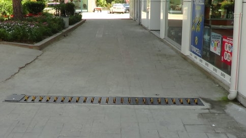 4 Lastiği Birden Patladı