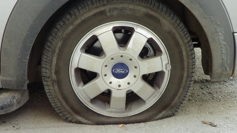 4 Lastiği Birden Patladı