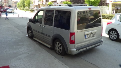 4 Lastiği Birden Patladı