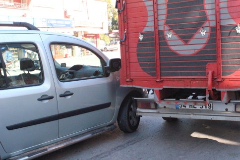 Hafif Ticari Araç Kamyonet ile çarpıştı