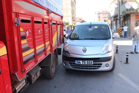 Hafif Ticari Araç Kamyonet ile çarpıştı