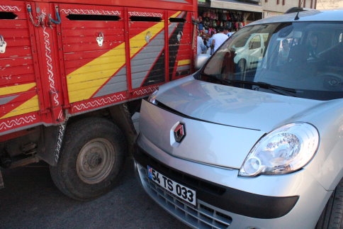 Hafif Ticari Araç Kamyonet ile çarpıştı