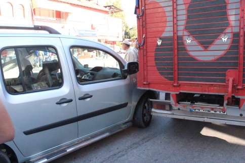 Hafif Ticari Araç Kamyonet ile çarpıştı