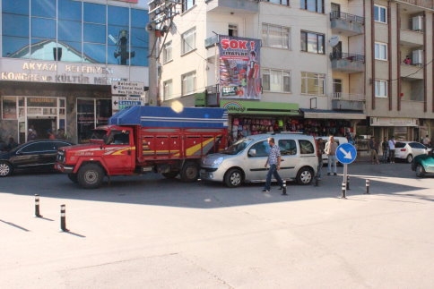 Hafif Ticari Araç Kamyonet ile çarpıştı