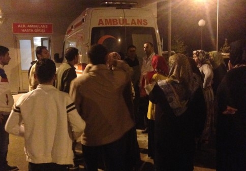 Karapürçek'te Cemiyete Giden Yayaların Arasına Araba Daldı