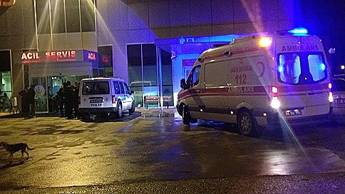 Karapürçek'te Cemiyete Giden Yayaların Arasına Araba Daldı