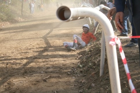 At Seyircilerin Arasında Daldı 3 Yaralı