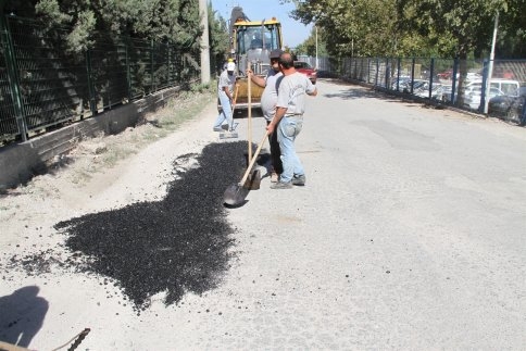 Akyazı Belediyesinden Fabrikalar Yoluna Asfalt Yama