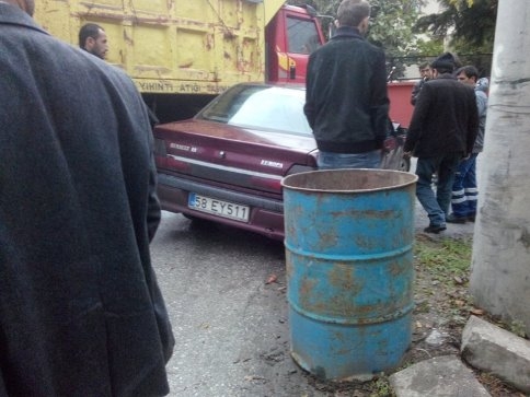 Kamyon Otomobili Altına Aldı