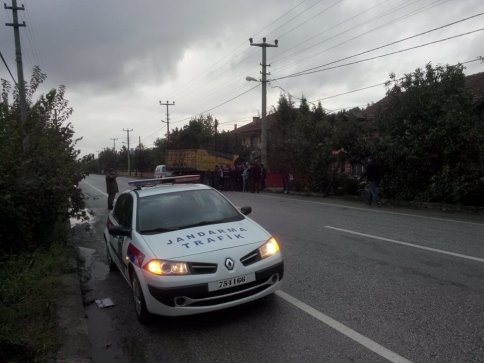 Kamyon Otomobili Altına Aldı