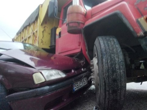 Kamyon Otomobili Altına Aldı