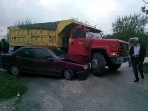 Kamyon Otomobili Altına Aldı