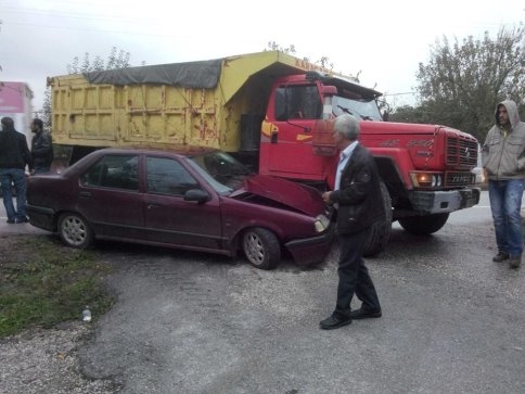 Kamyon Otomobili Altına Aldı