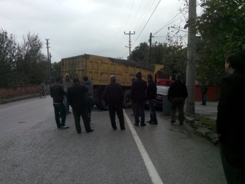 Kamyon Otomobili Altına Aldı