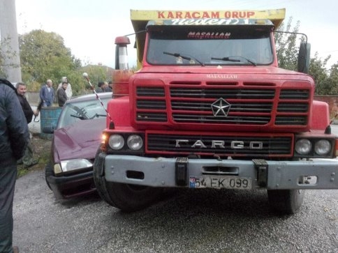 Kamyon Otomobili Altına Aldı