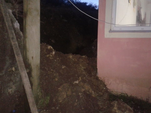 İstinat Duvarı Evin Üzerine Düştü