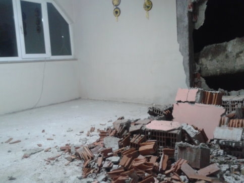 İstinat Duvarı Evin Üzerine Düştü