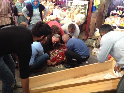 Oruçlu Kadın Pazaryerinde Hayatını Kaybetti 