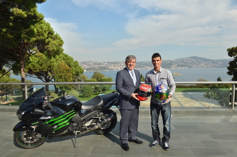 Kenan Sofuoğlu, Cumhurbaşkanı'na kaskını hediye etti